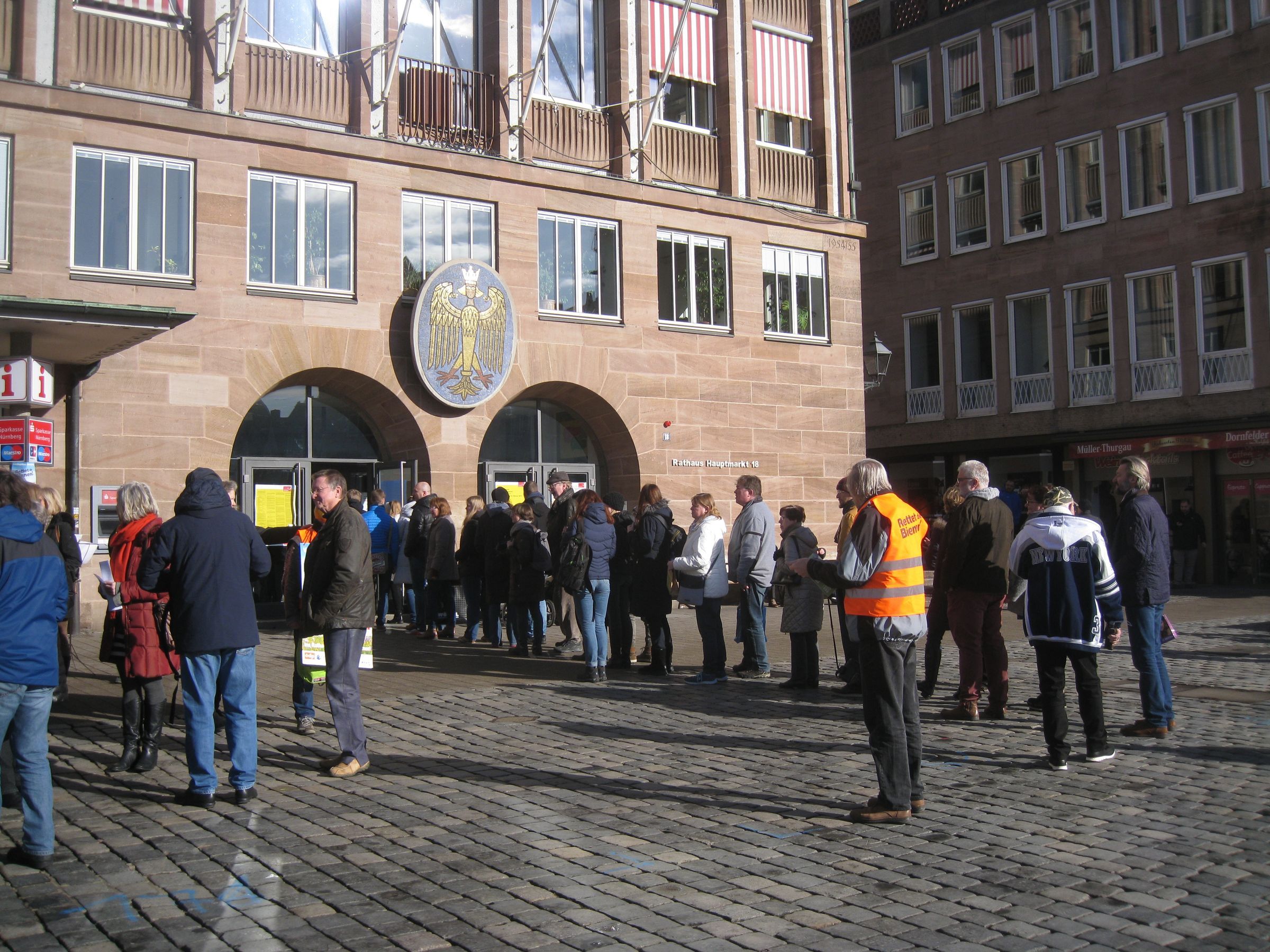 Schlange vor dem Rathaus Schlange vor dem Rathaus