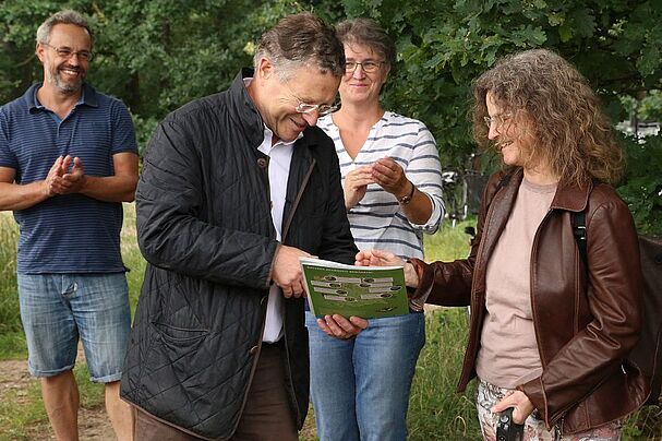 Überreichung der Dankesurkunde an Großspenderin Überreichung der Dankesurkunde an Großspenderin