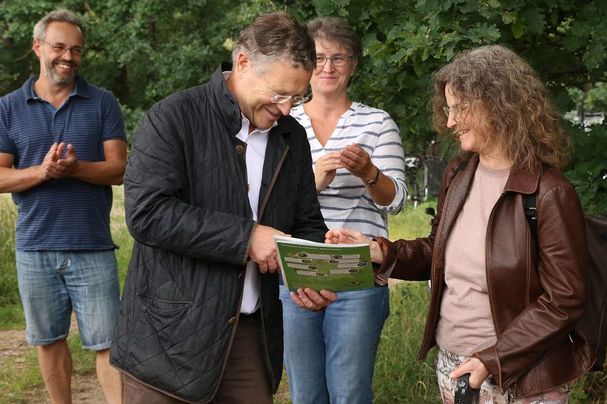 Überreichung der Dankesurkunde an Großspenderin