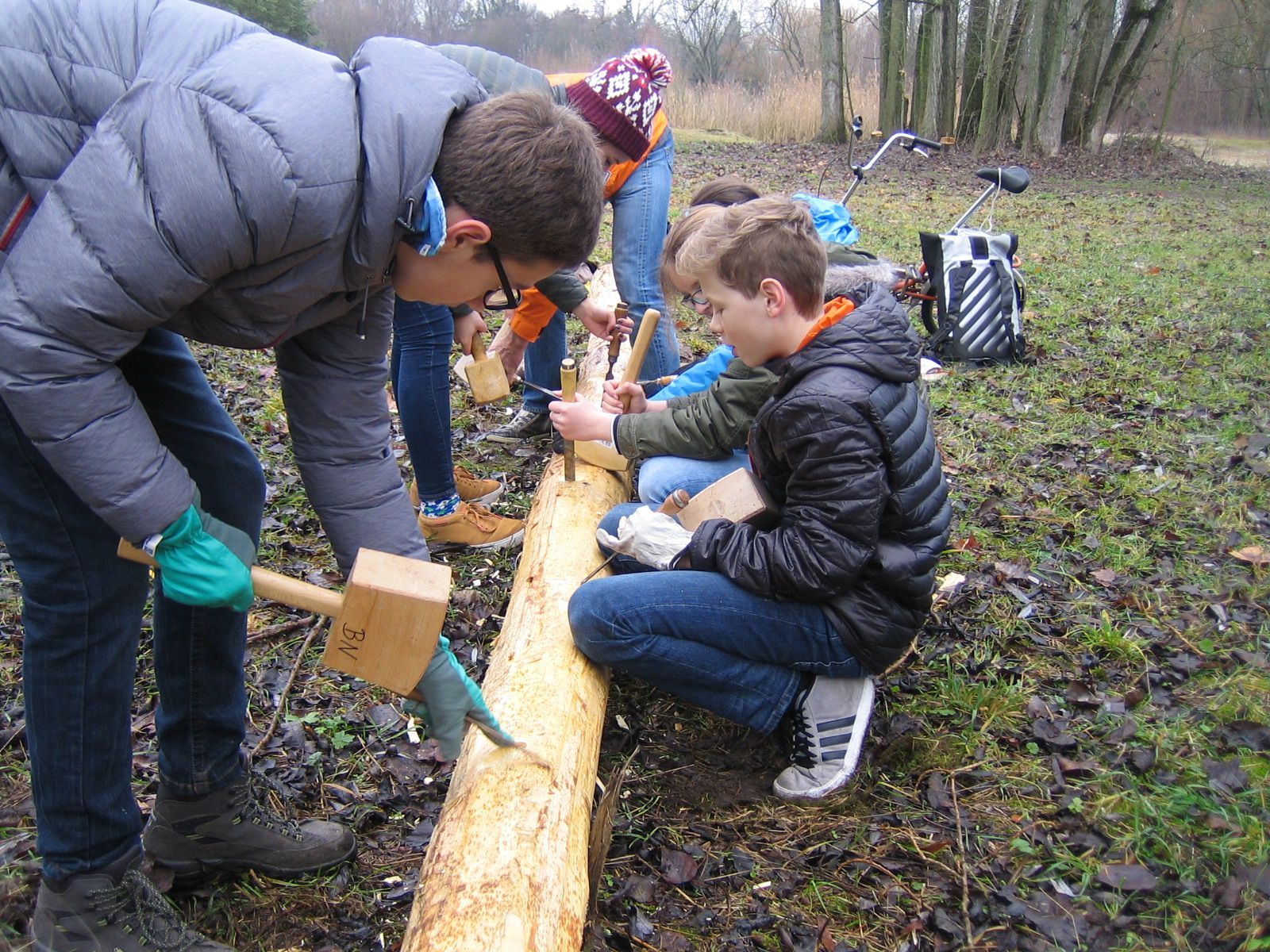 Totempfahl schnitzen