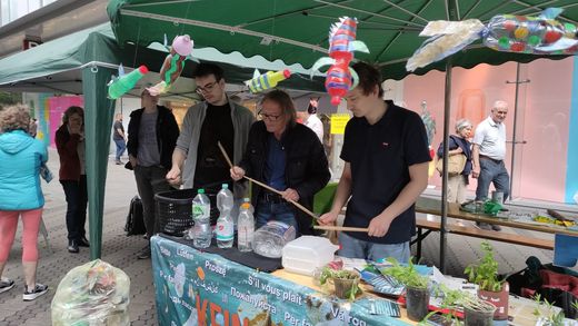 Yogo Pausch trommelt auf alten Plastikflaschen