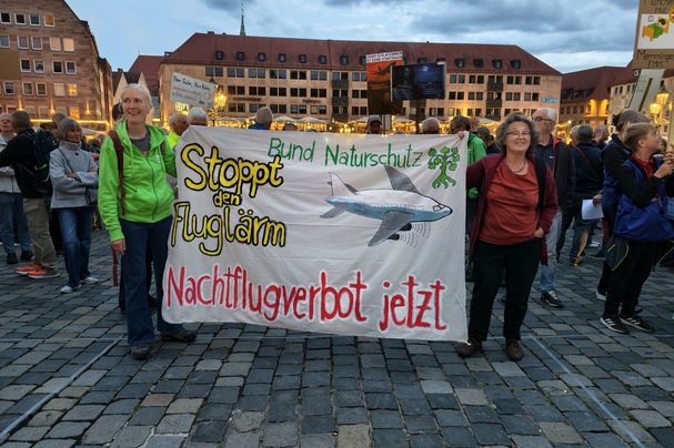 BN-Aktive mit Plakat für Nachtflugverbot (Foto: Elfriedee Kolb-Eisner) BN-Aktive mit Plakat für Nachtflugverbot