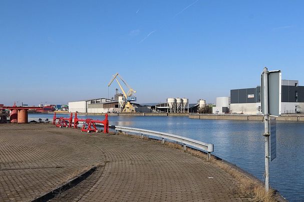 Hafenbecken ohne Schiff
