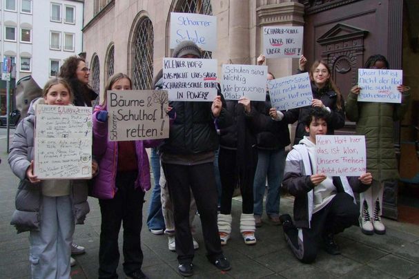 Scharrerschul-Demo - Schüler mit Plakaten und Wunschzettel (Foto: Bettina Klose) Scharrerschul-Demo - Schüler mit Plakaten und Wunschzettel