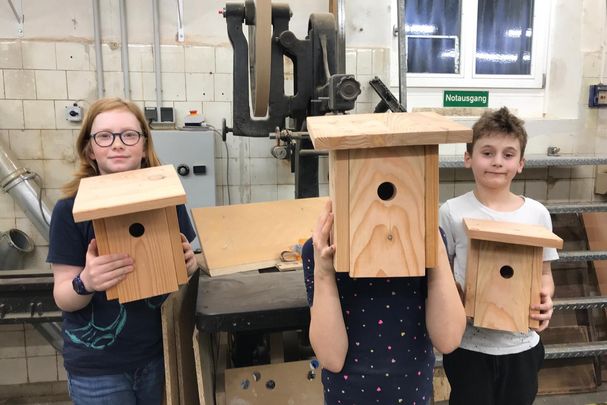 Kinder mit Nistkästen (Foto: Sabine Ratzel) Kinder mit Nistkästen