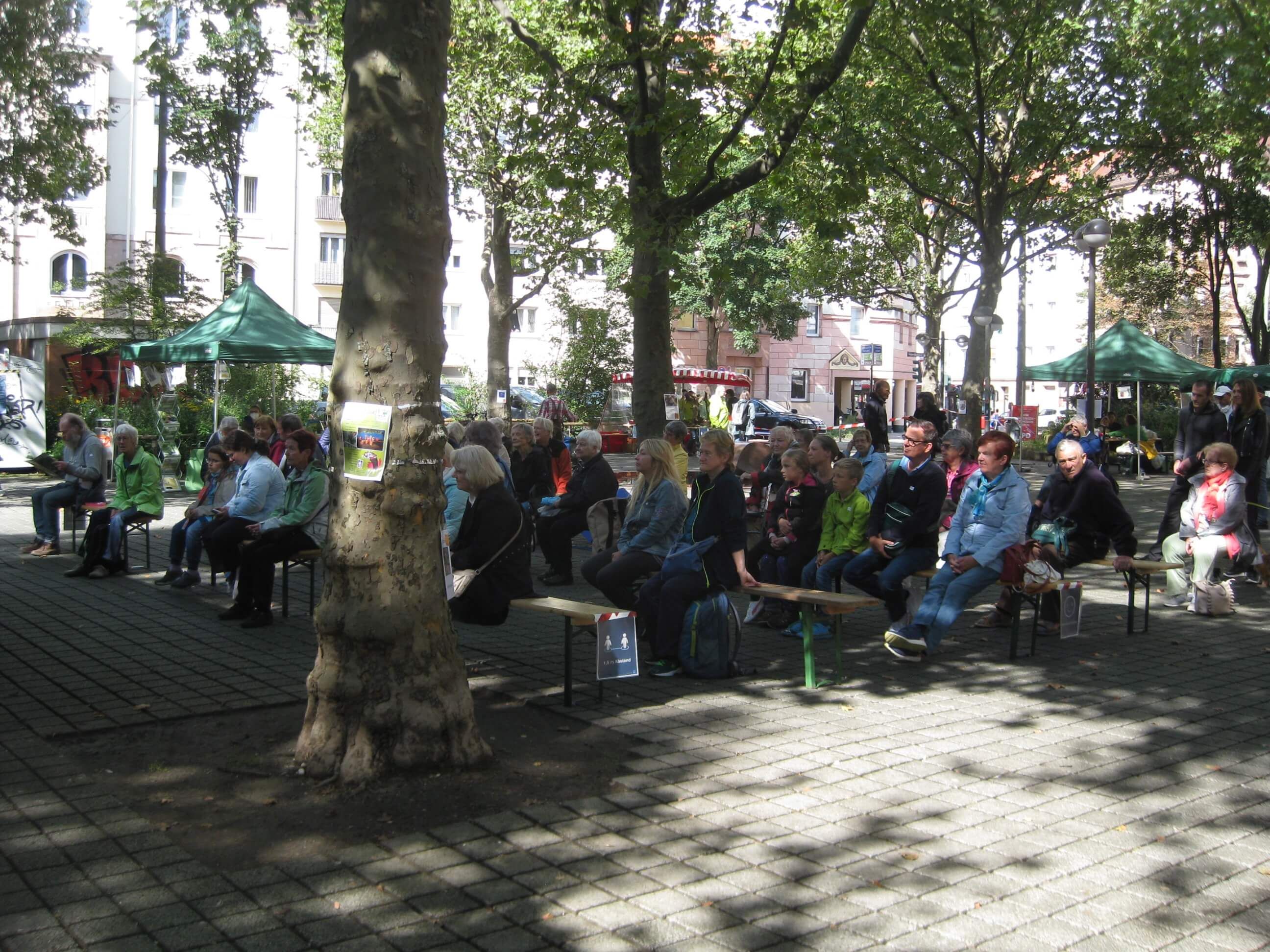 vollbesetzte Zuschauerplätze