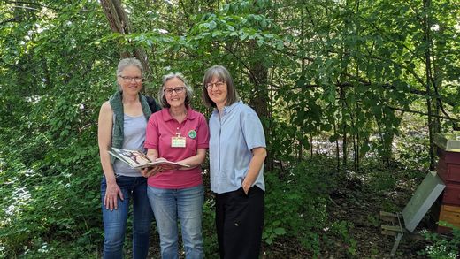 Ortsgruppenvorsitzende Bettina Uteschil mit Stadträtin Inga Hager und Umweltreferentin Britta Walthelm