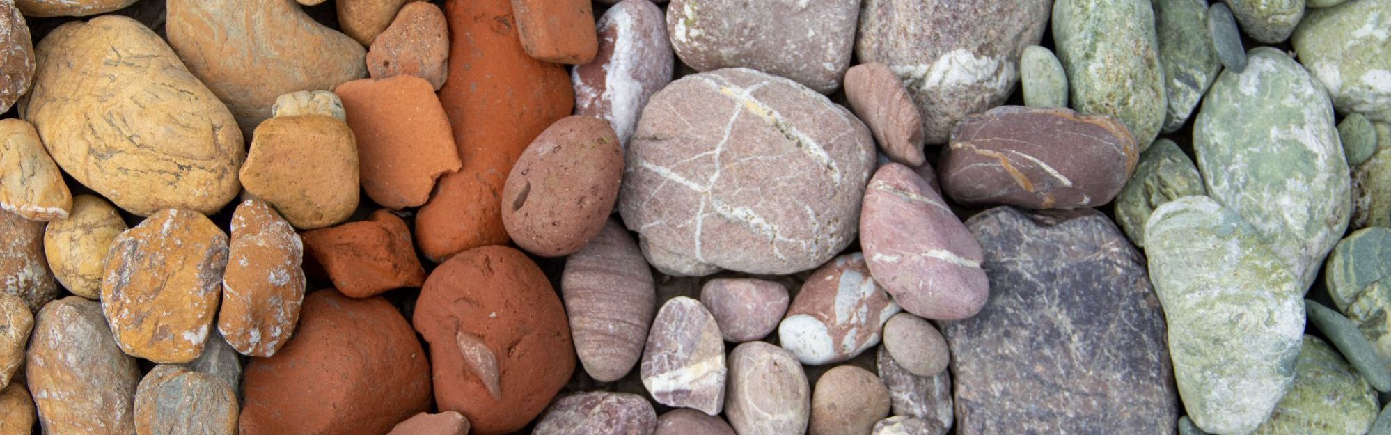 Gestein an der Tiroler Ache (Foto: Sonja Kreil) Gestein an der Tiroler Ache