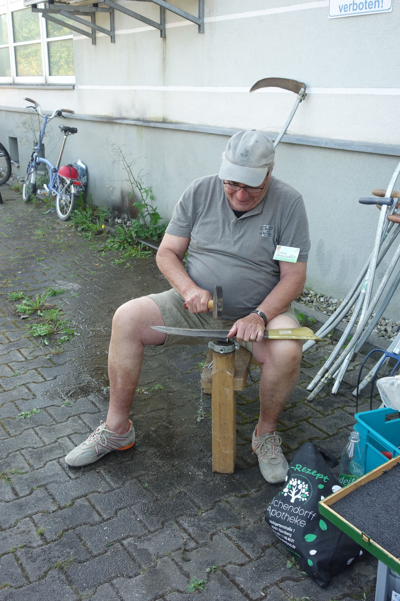 Dengeln des Sensenblatts (Foto: Viola Gburek) Dengeln des Sensenblatts