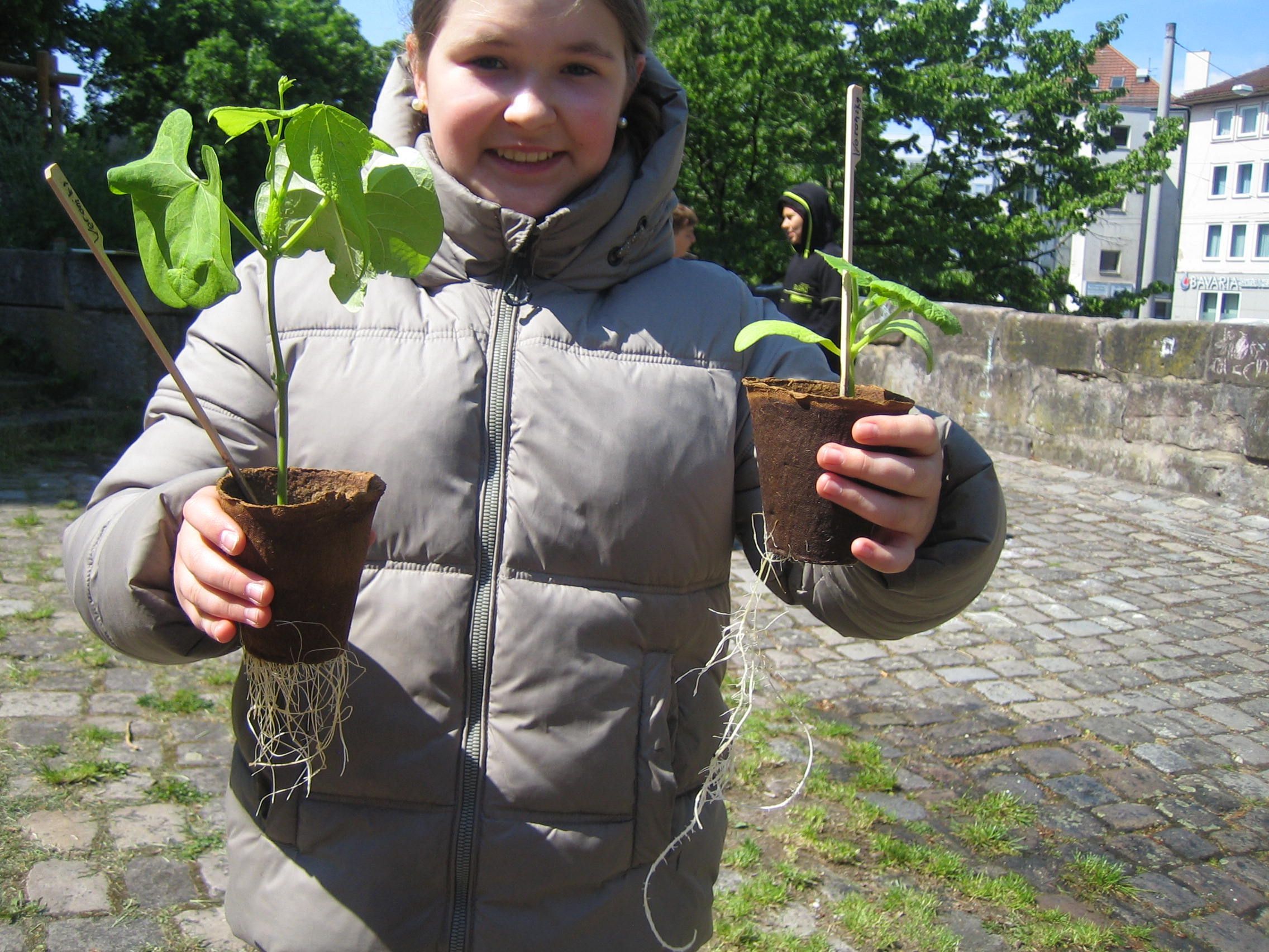 Kind mit Pflänzchen Kind mit Pflänzchen