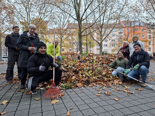 Gruppenfoto mit Blätterberg