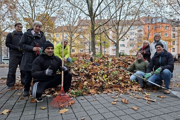 Gruppenfoto mit Blätterlager