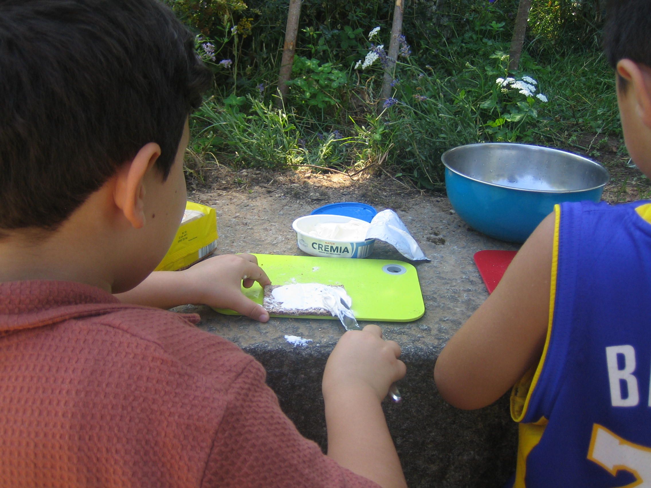 Broteschmieren (Foto: Barbara Philipp) Broteschmieren