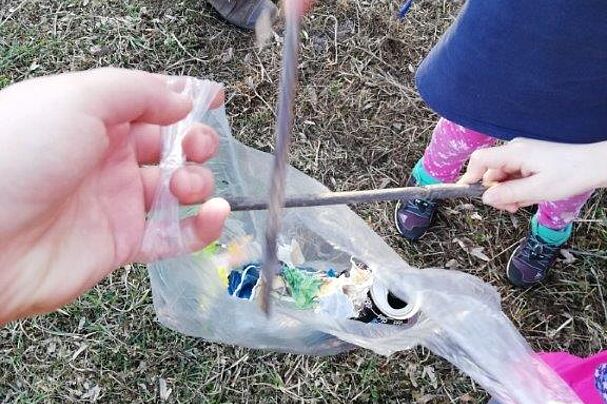 Müllsammlung mit Stöcken