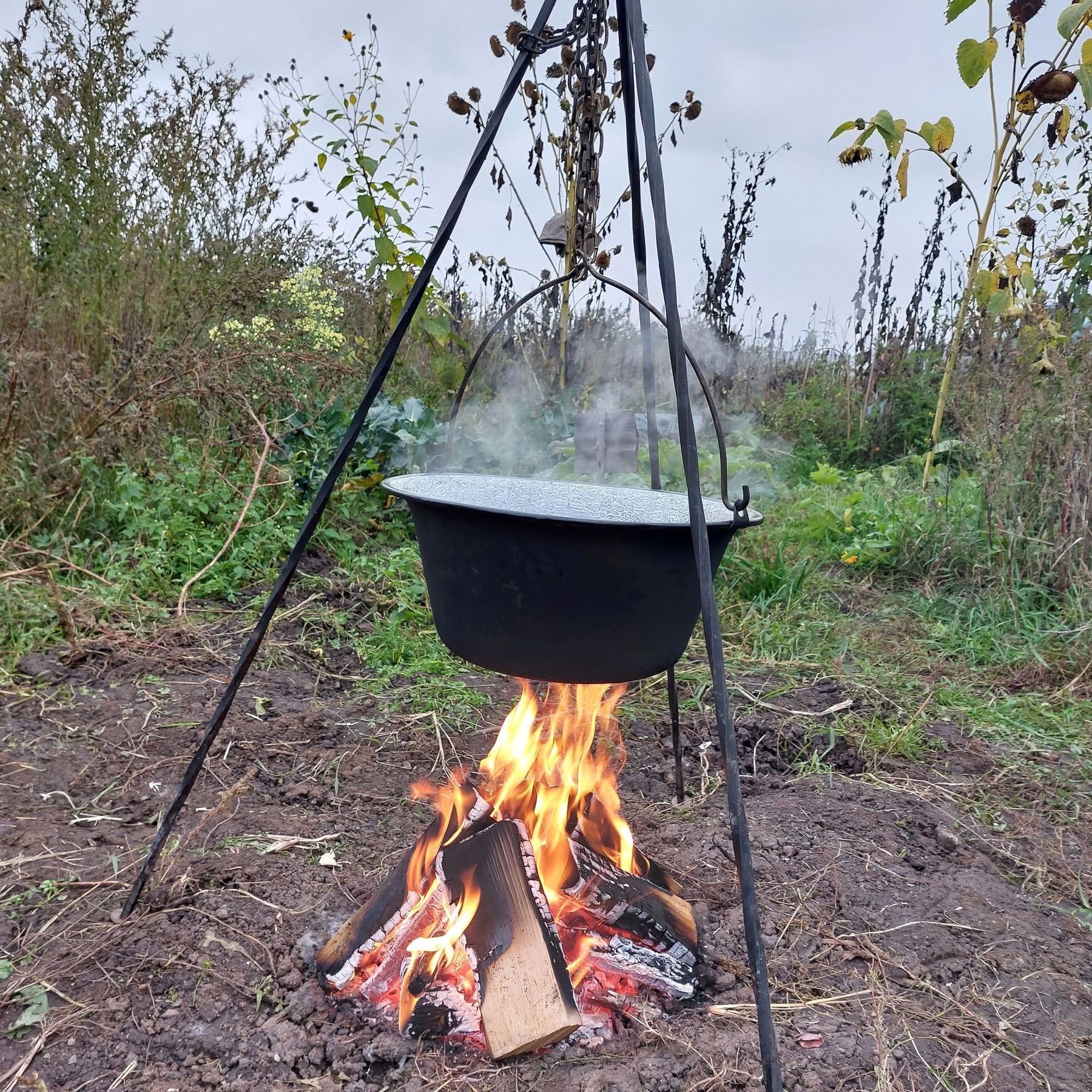 Dreifuß über Feuer