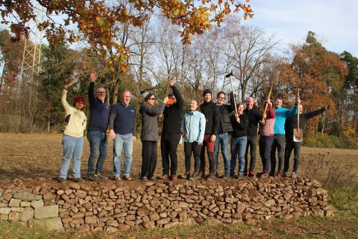 Siemens-Team Gruppenfoto auf der Natursteinmauer (Foto: Wolfgang Dötsch)