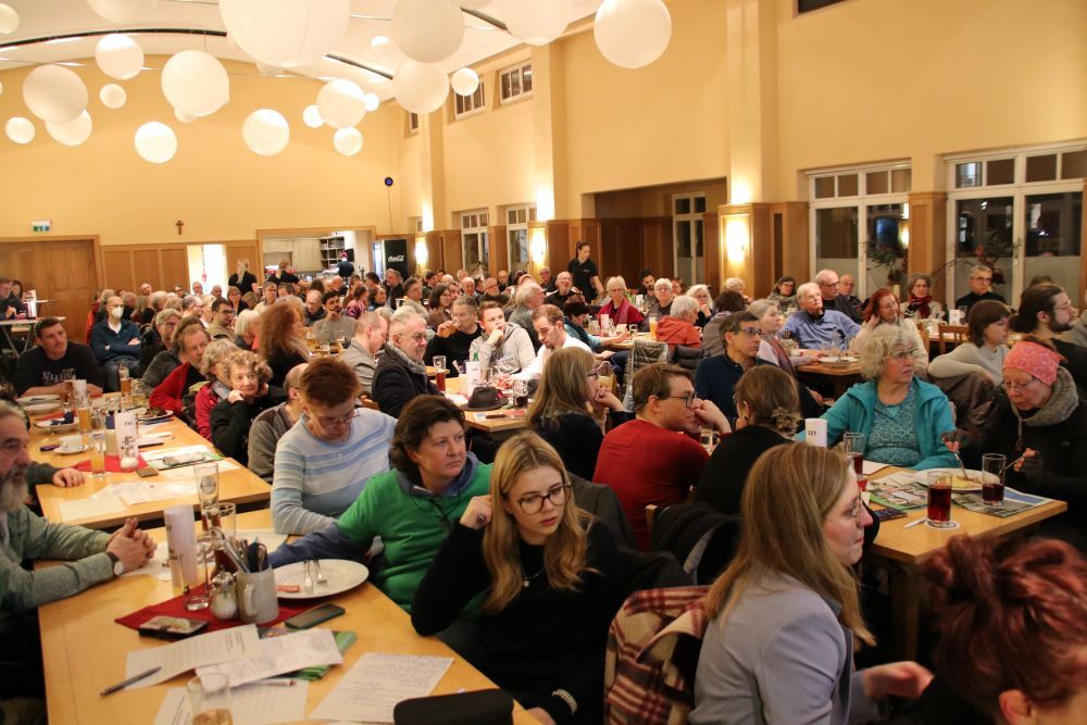 Publikum bei der Podiumsdiskussion