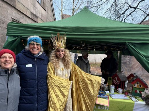 Das Christkind zu Besuch am Stand der Ortsgruppe