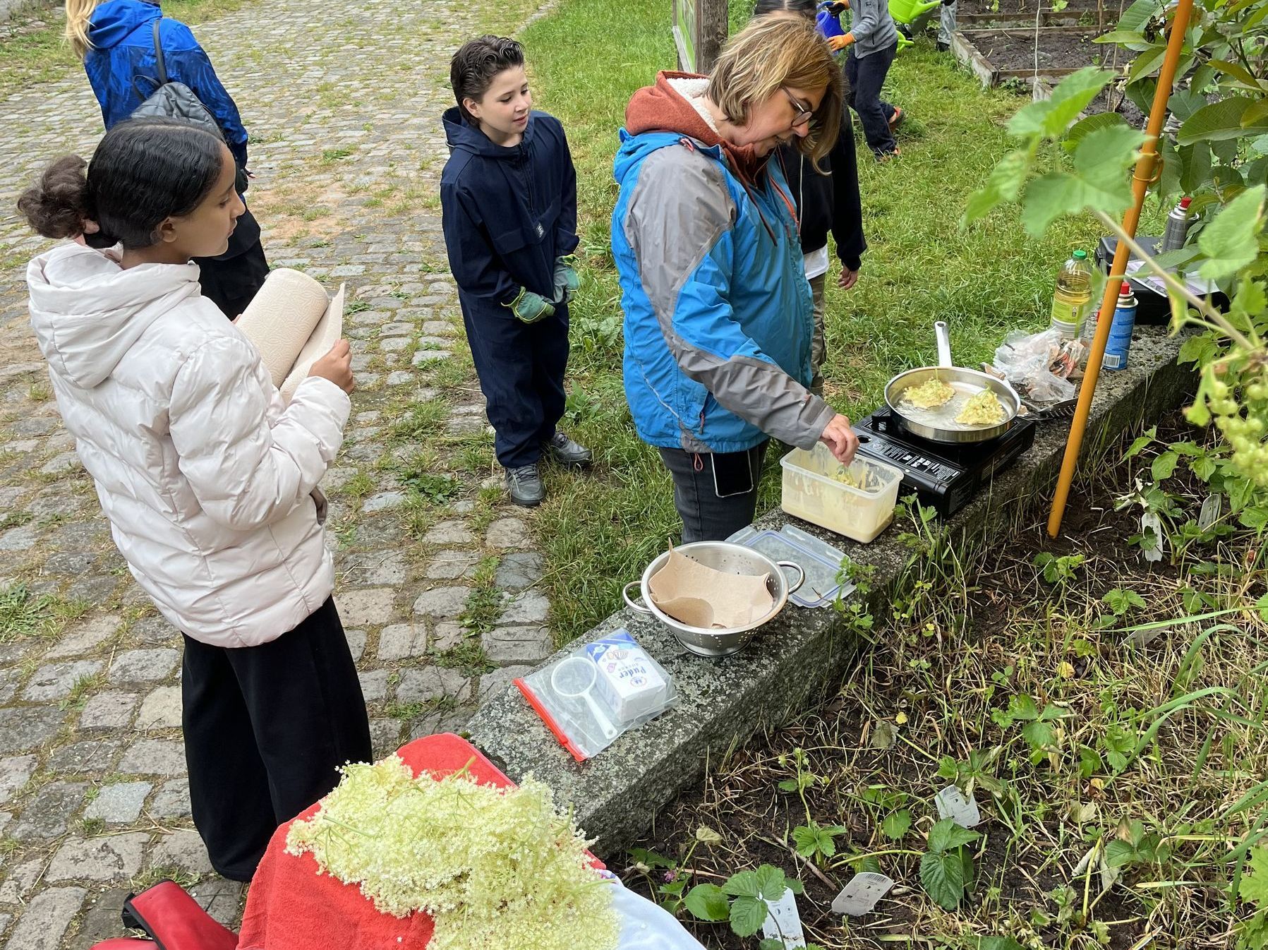 Backen der Hollerküchle