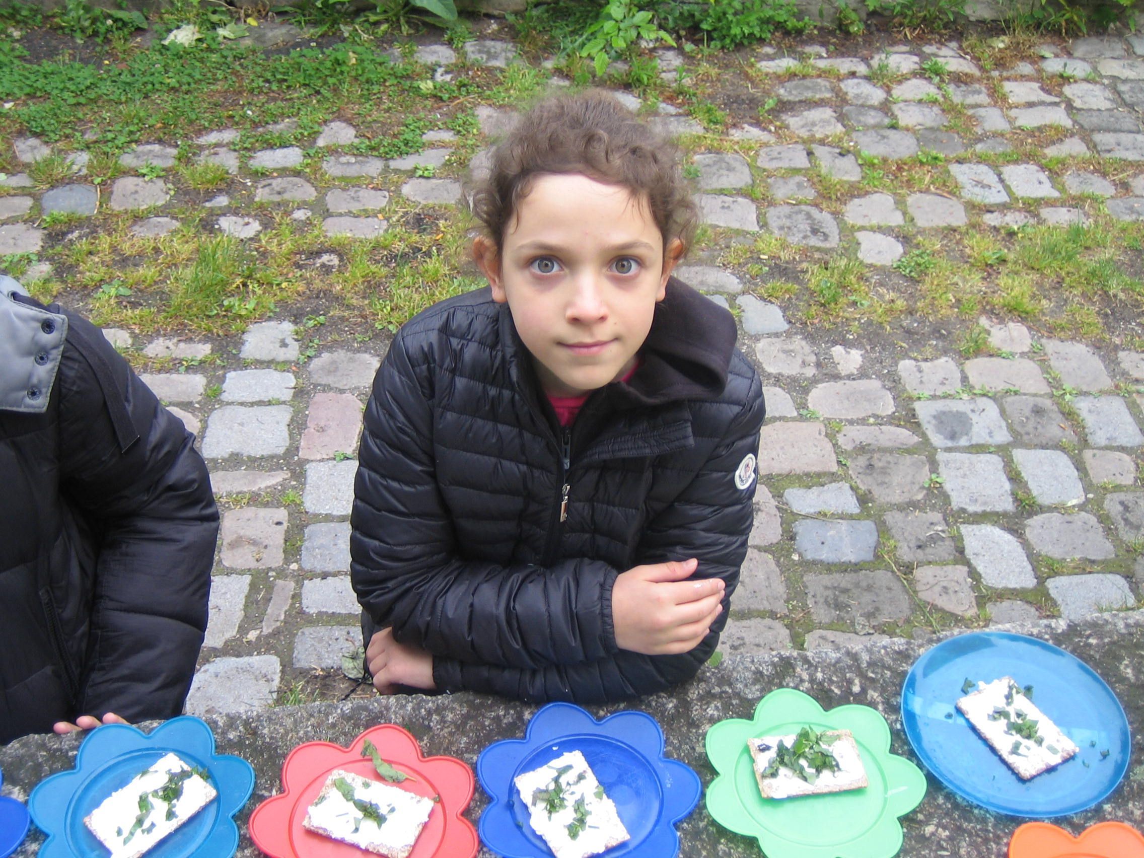 Mauerkind mit Kräuterbroten