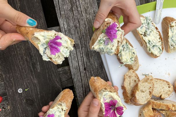 Brote mit Wildkräuterquark (Foto: Sabine Ratzel) Brote mit Wildkräuterquark