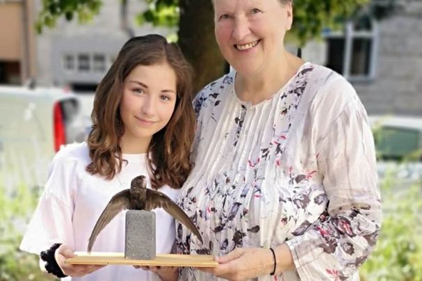 Selina und Heide mit Mauersegler