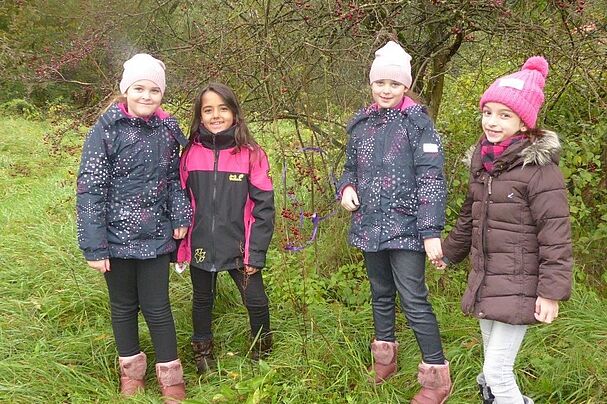 Wiesenkinder mit Heckenfrüchten