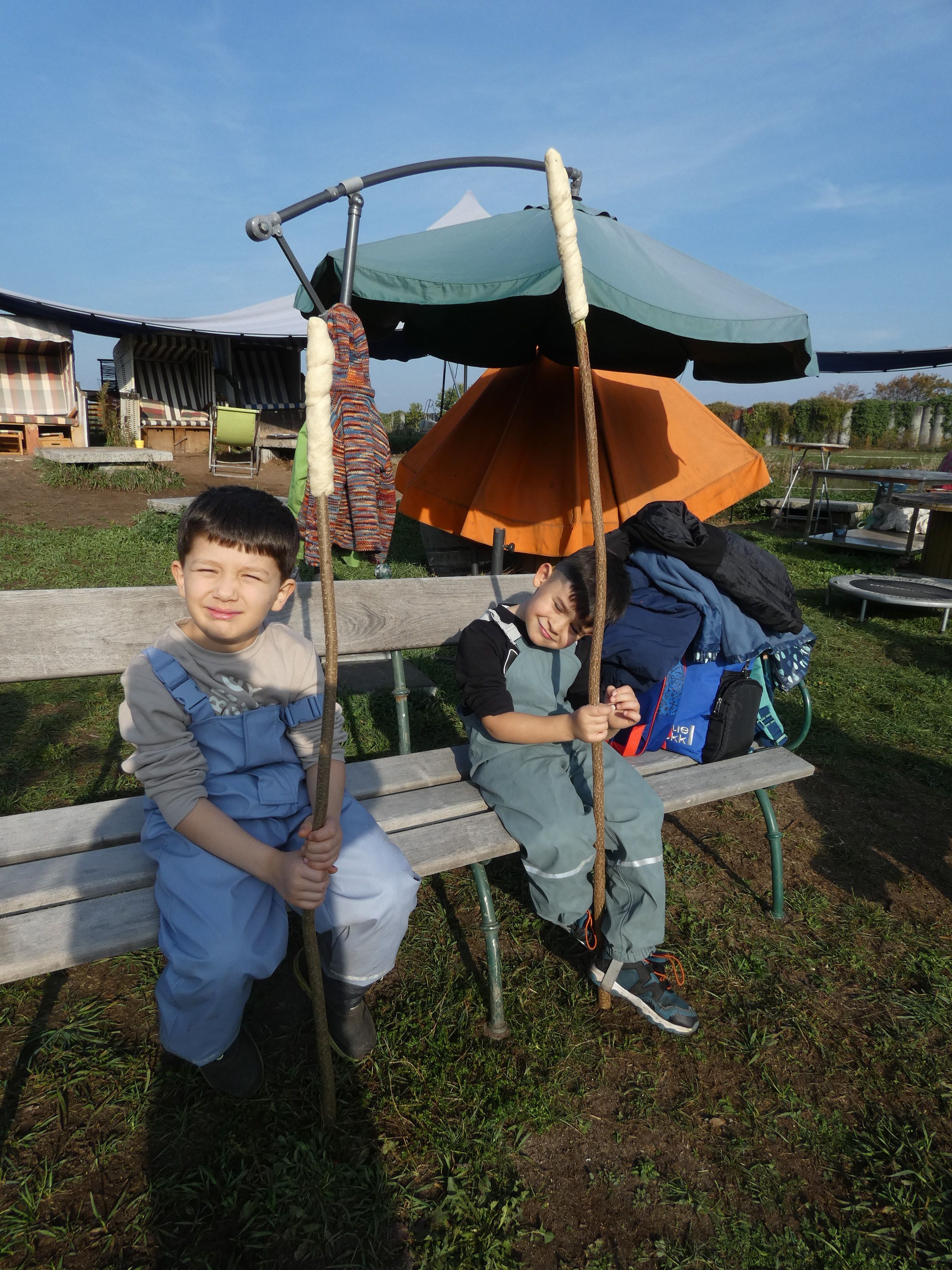 Kinder mit Stockbrot