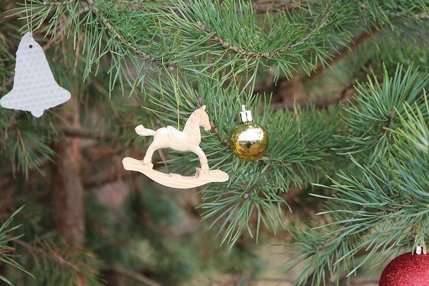 Weihnachtsbaum mit Holzpferd