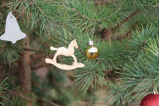 Holzpferd an Weihnachtsbaum