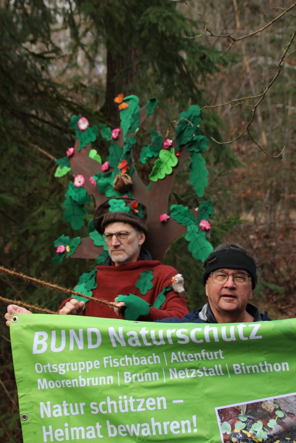 Ingo Klose mit Transparent der Ortsgruppe Fischbach