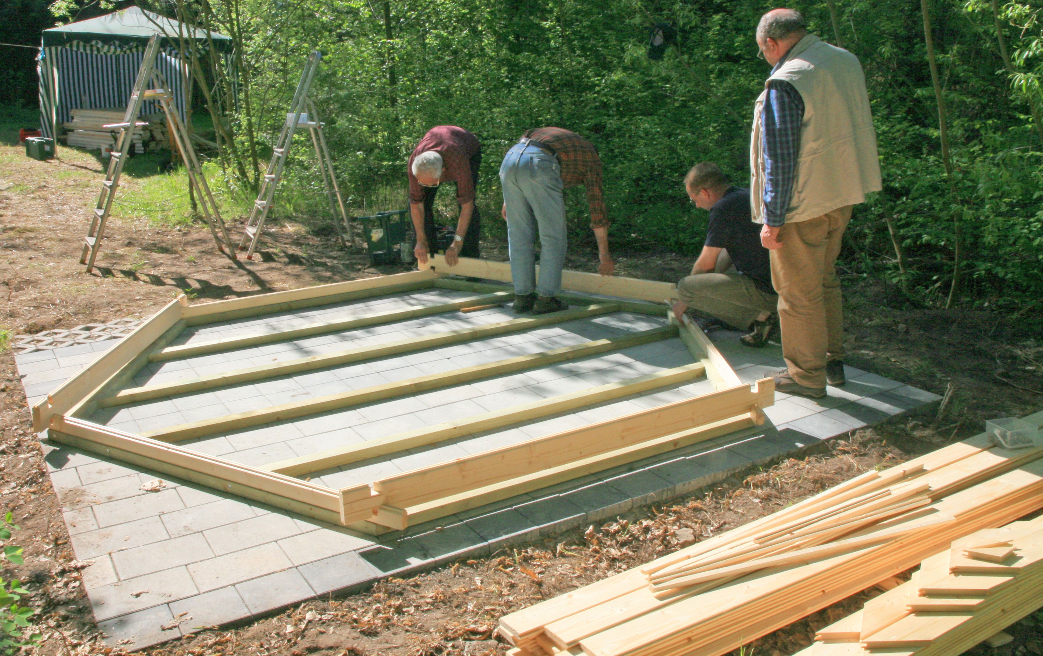 Die Bodenplatte wird zusammengebaut.