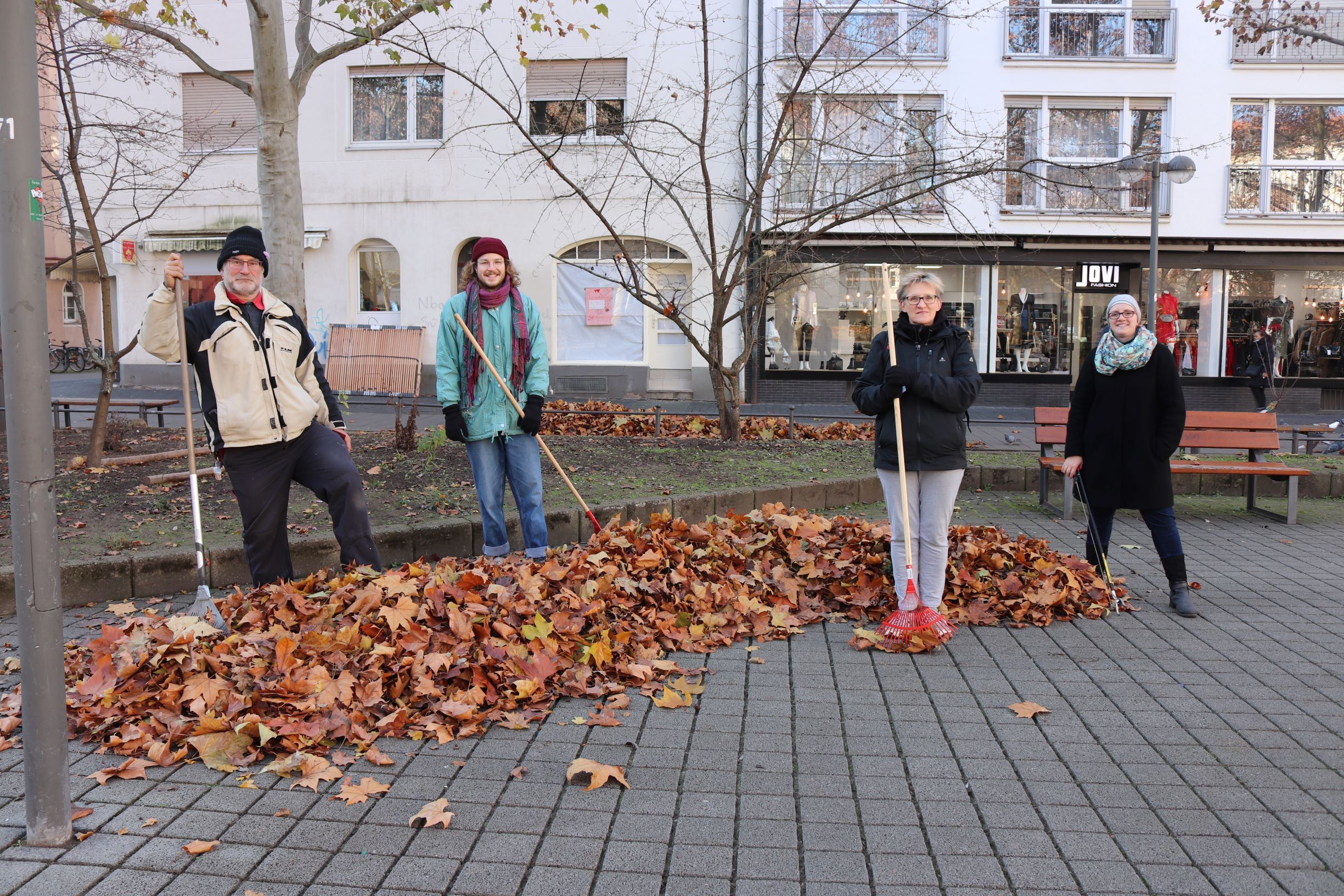 Laubaktion am Kopernikusplatz Laubaktion am Kopernikusplatz