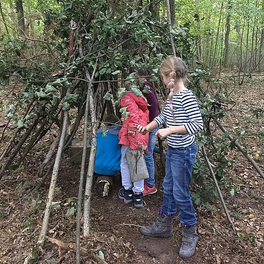 Hüttenbau der Kindergruppe Stein