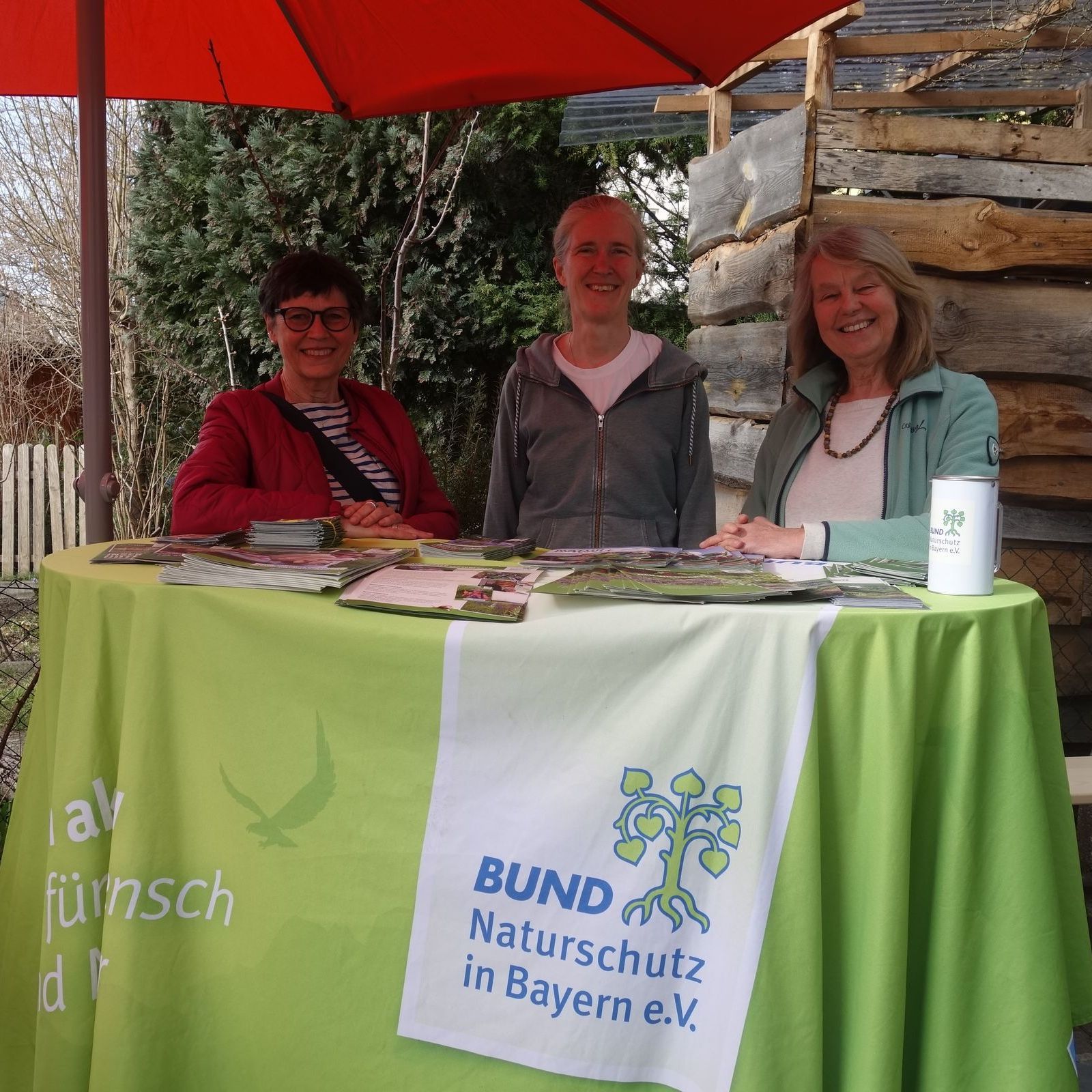 Infostand der Ortsgruppe bei der Pflanzentauschbörse des Kulturladens Infostand der Ortsgruppe bei der Pflanzentauschbörse des Kulturladens