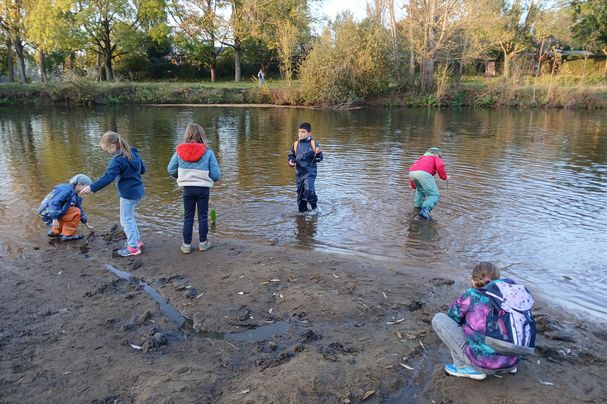 Kinder im Wasser
