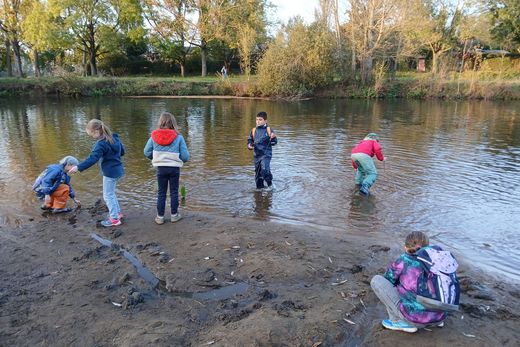 Kinder im Wasser