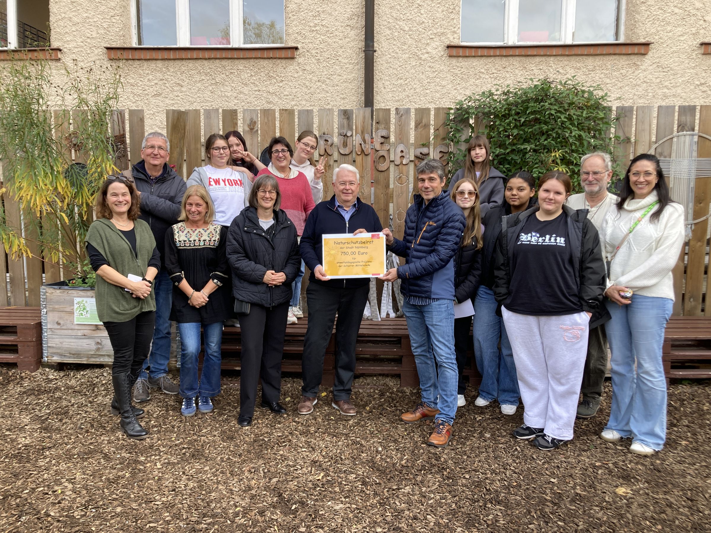 Übergabe des Naturschutzpreises des Naturschutzbeirats an die Scharrerschule