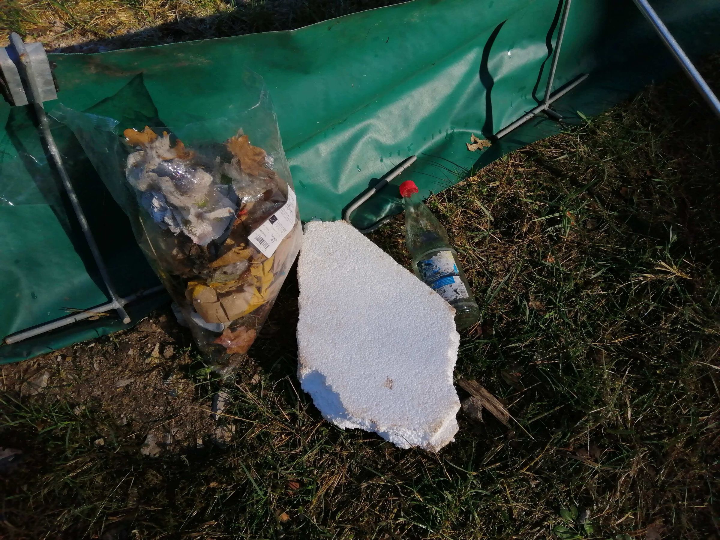 Müll am Schutzzaun Müll am Schutzzaun