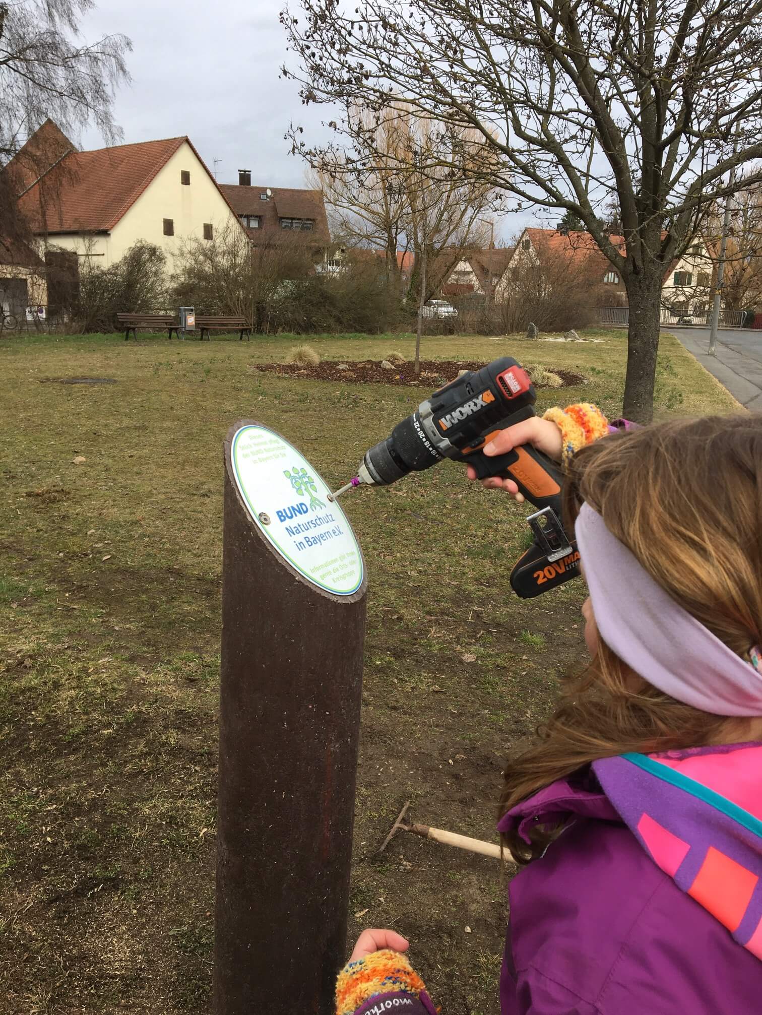 Aufstellen des Markierungspfostens (Foto: Familie Weber) Aufstellen des Markierungspfostens