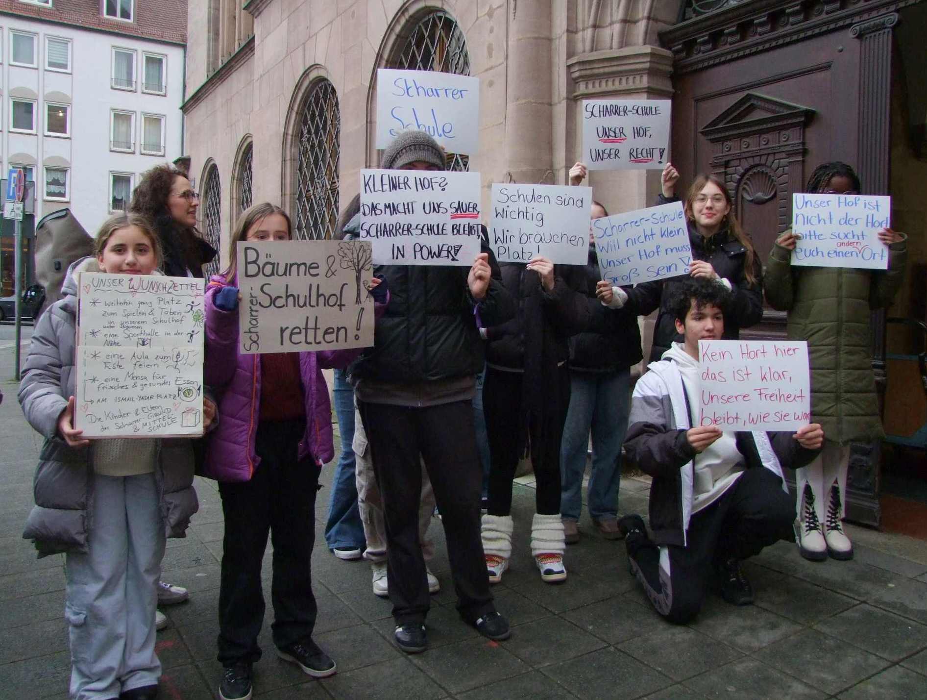 Scharrerschul-Demo - Schüler mit Plakaten und Wunschzettel