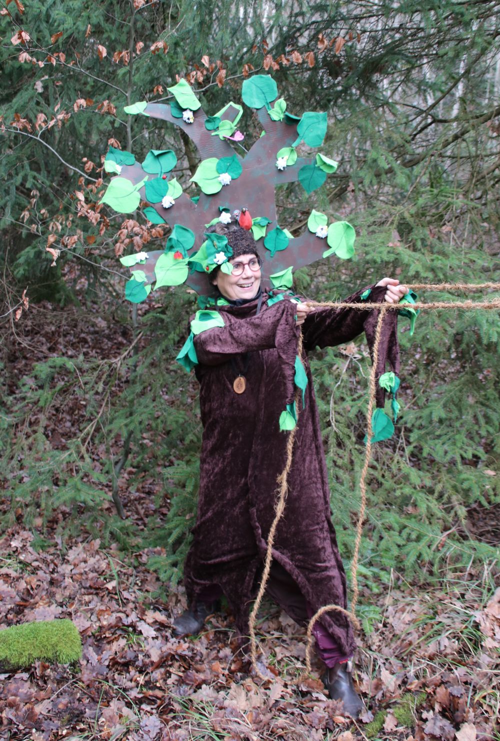 als Baum verkleidete Demonstrantin