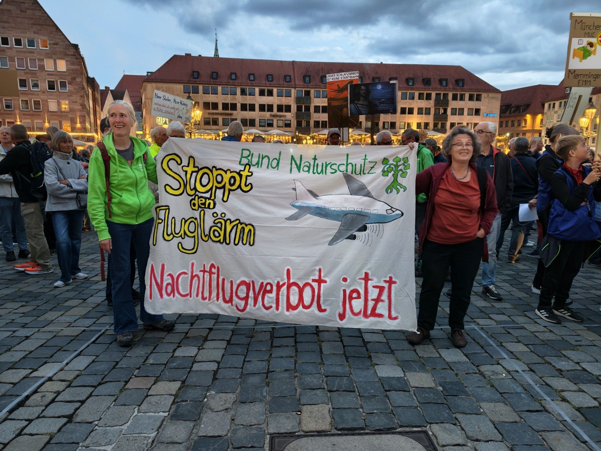 BN-Aktive mit Plakat für Nachtflugverbot (Foto: Elfriedee Kolb-Eisner) BN-Aktive mit Plakat für Nachtflugverbot