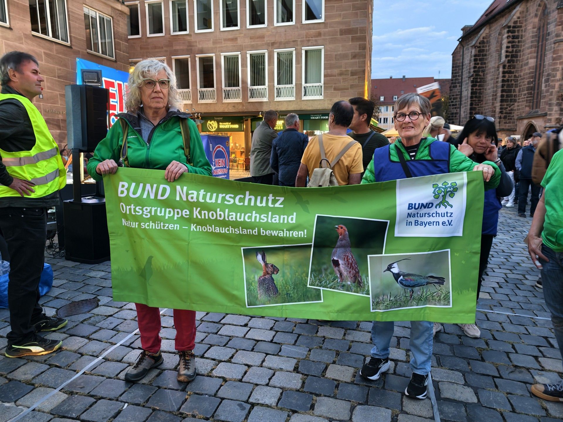 BN-Aktive mit Plakat der Ortsgruppe Knoblauchsland (Foto: Elfriedee Kolb-Eisner) BN-Aktive mit Plakat der Ortsgruppe Knoblauchsland