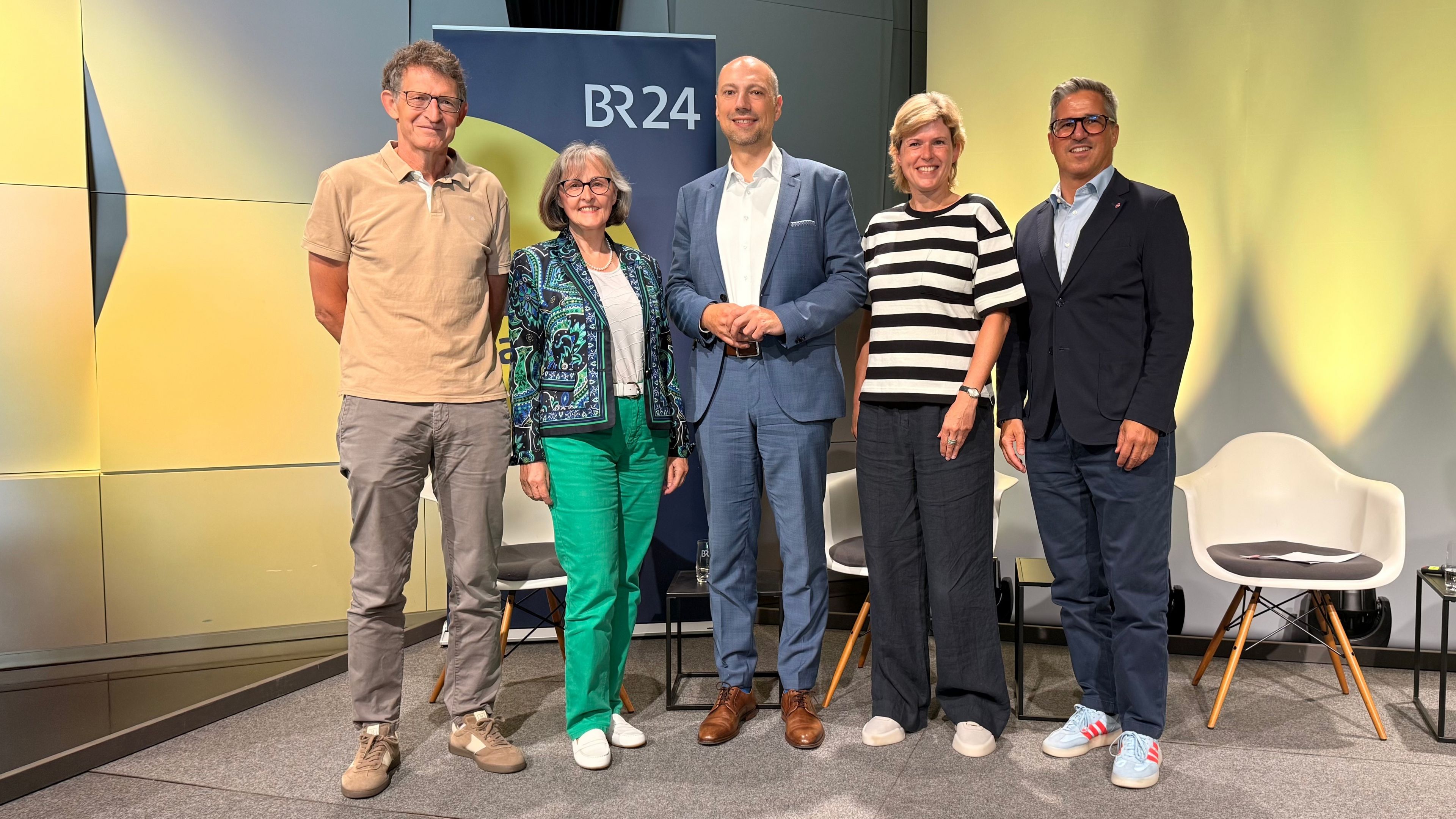 Gruppenbild Diskussion zum Stadionneubau (Foto: Missal)