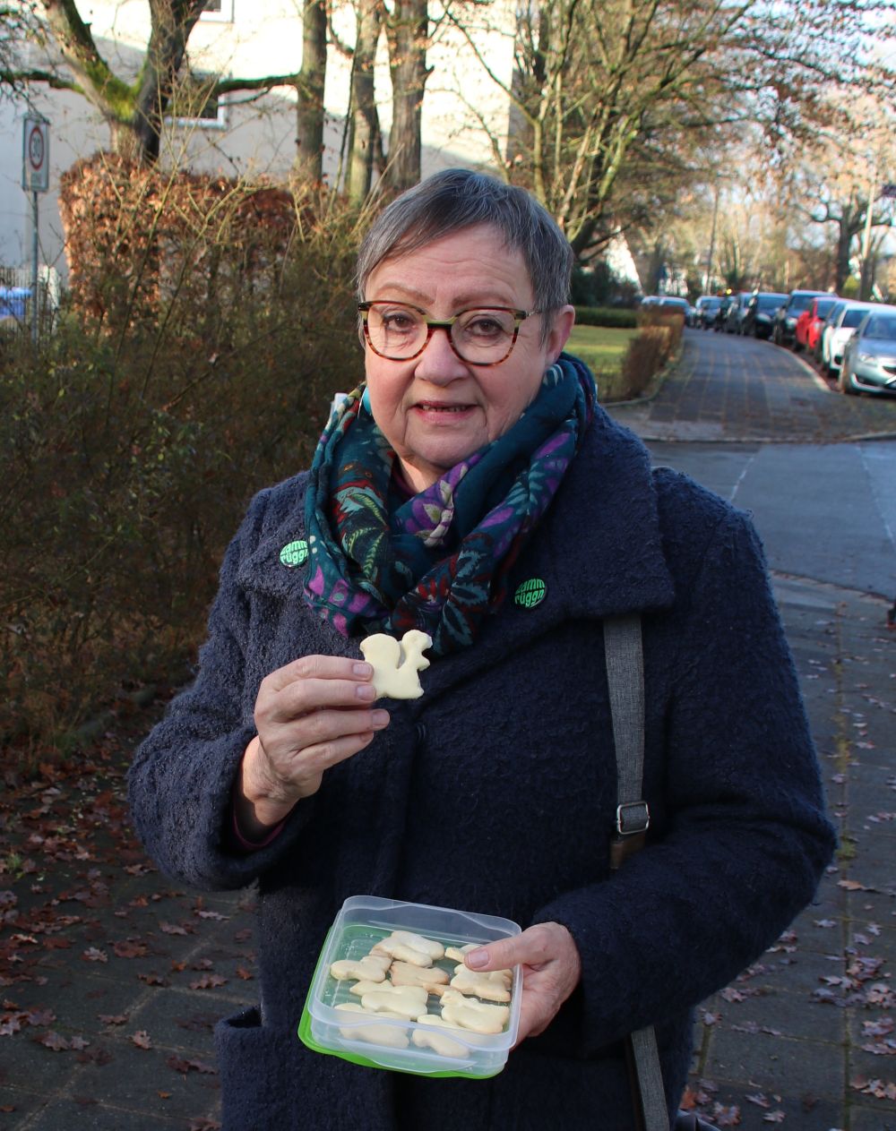 Brigitte Wellhöfer zeigt die selbstgebackenen Eichhörnchenplätzchen.