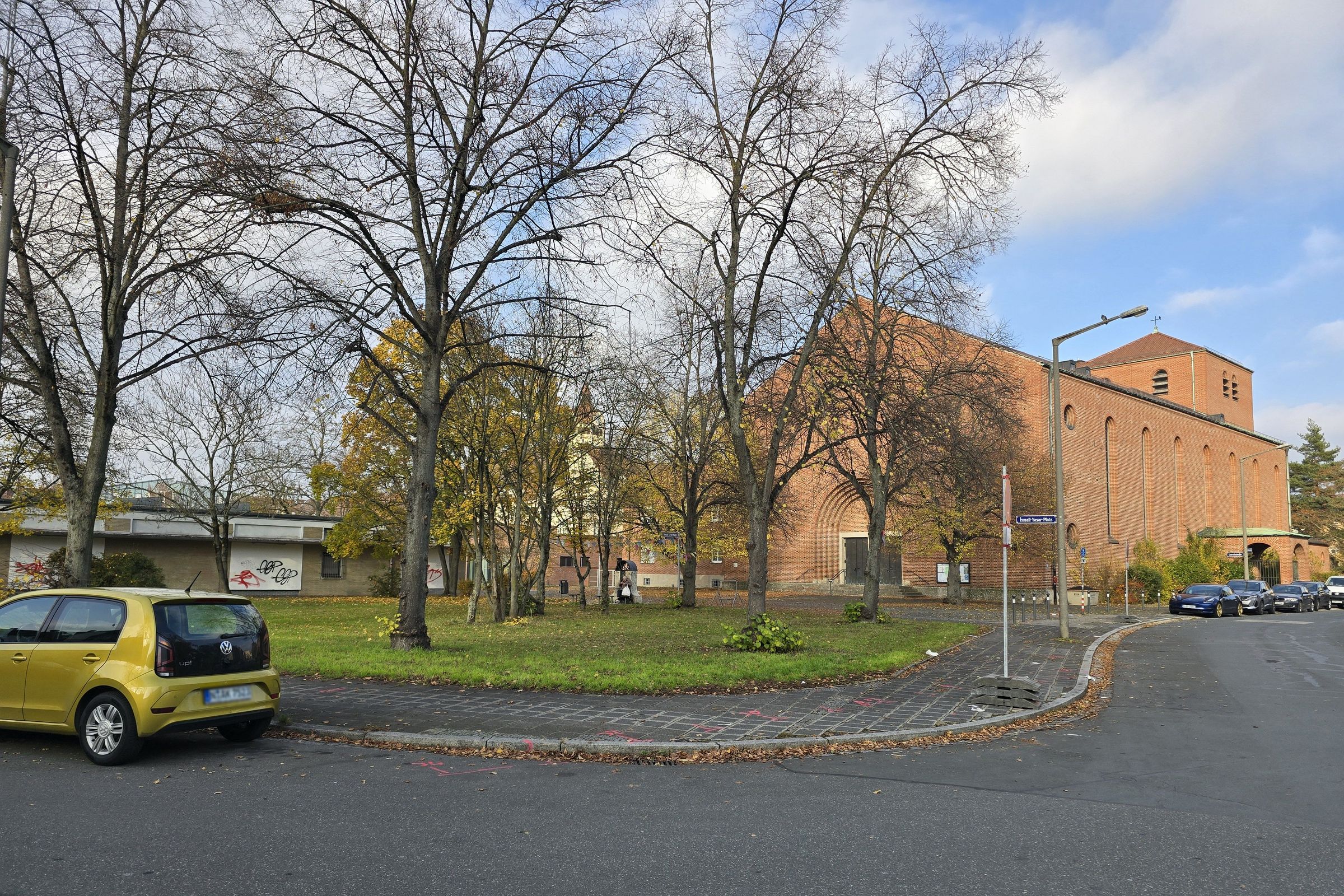 Ismail-Yaşar-Platz mit Kirche