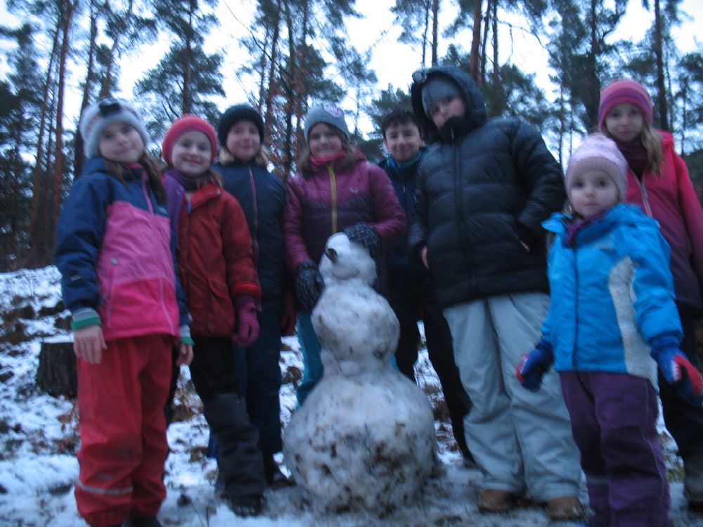 Weihnachtspicknick mit Schneemannbau