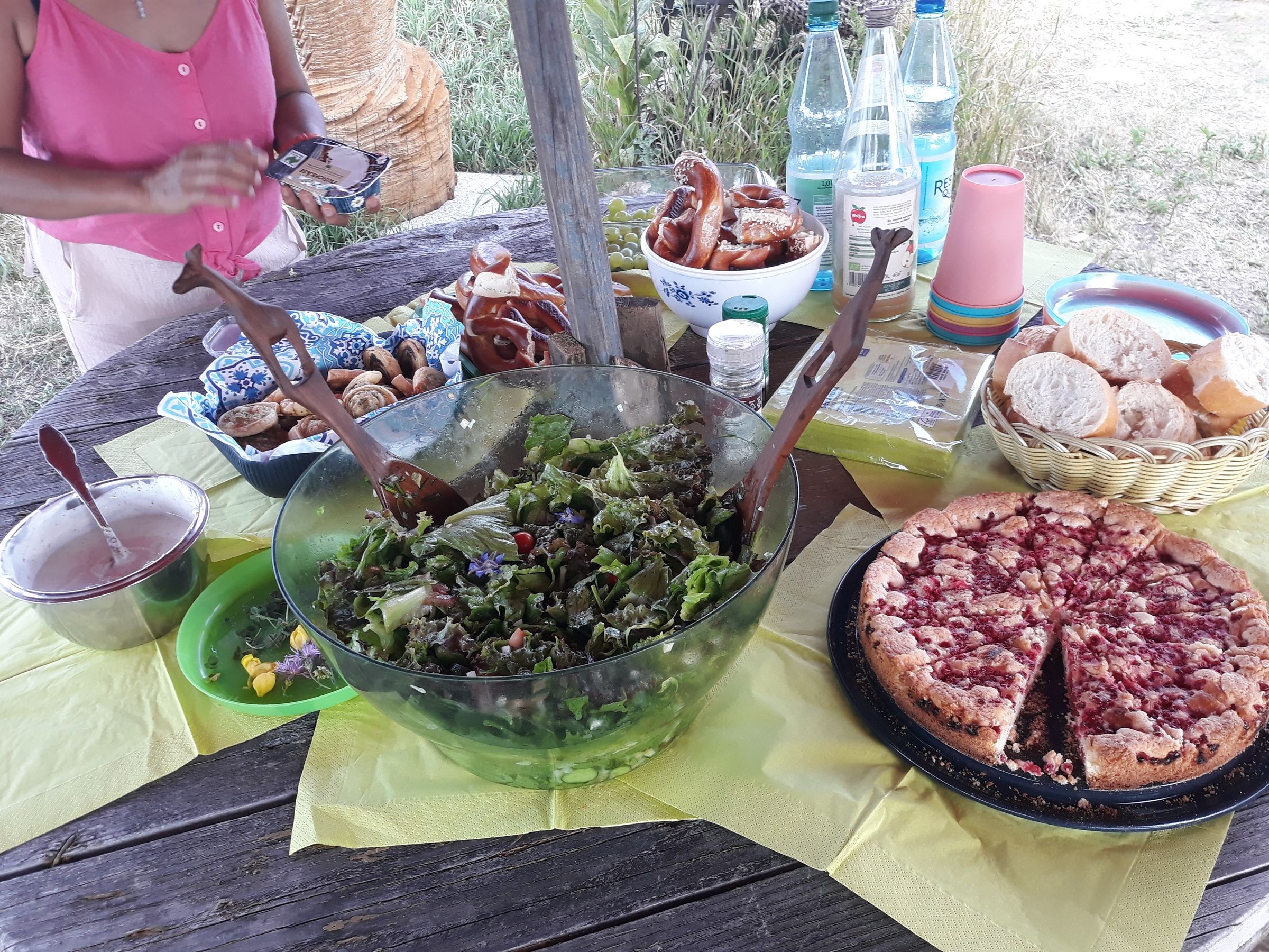 Buffet beim Sommerfest auf dem Kinderacker