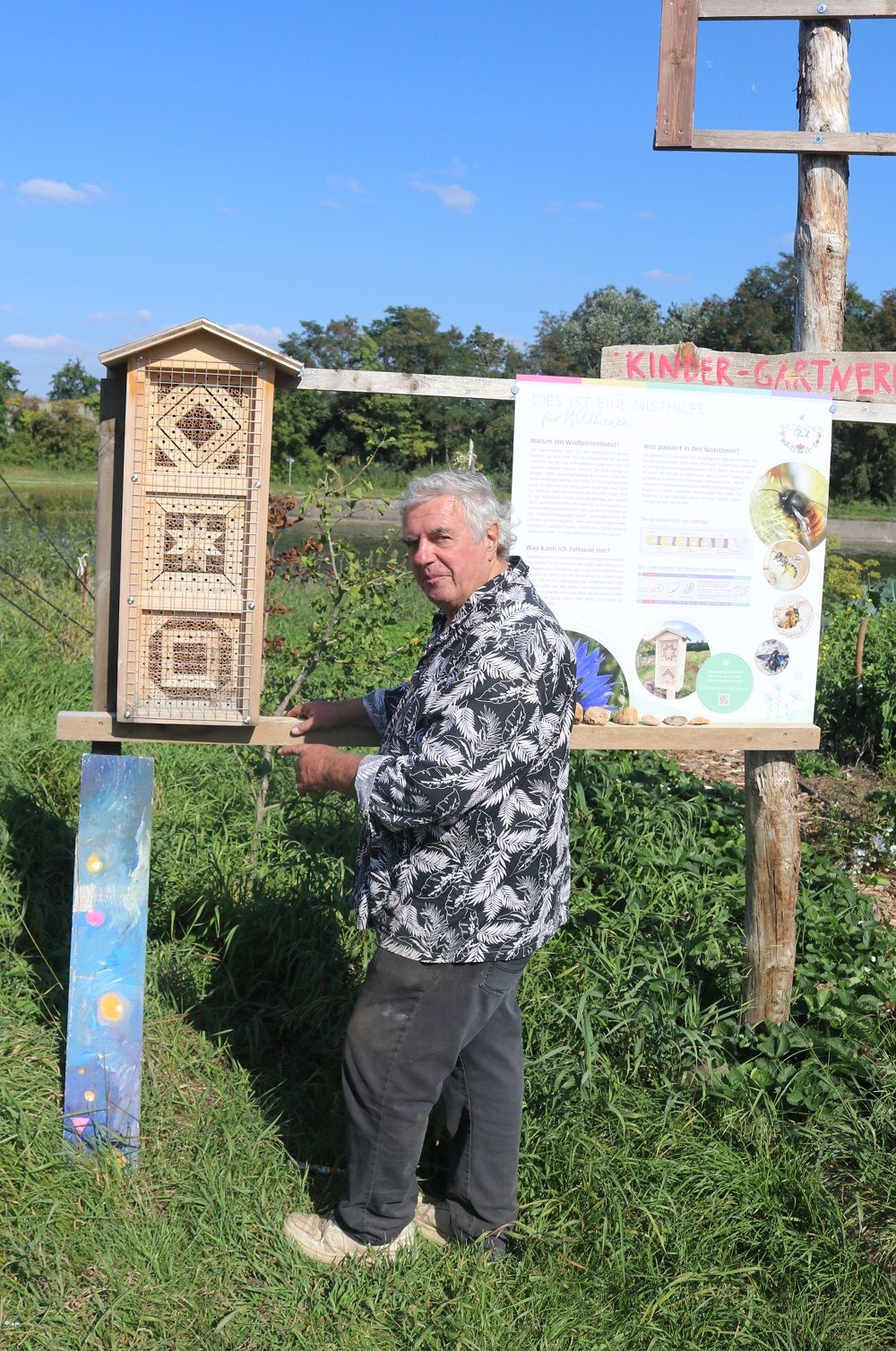 Hubert Rottner vor Insektenhotel